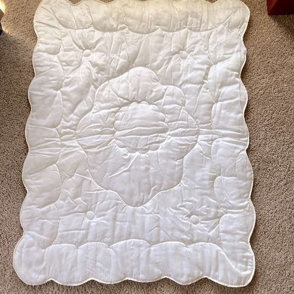 Vintage 1970s Elegant Cream Pastel Appliqué Embroidered Crib Quilt - Picture 7 of 7